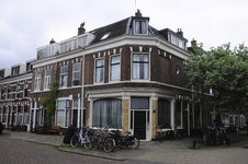 904168 Gezicht op de huizen Gildstraat 84 (links) -90 te Utrecht, met rechts de Bekkerstraat.